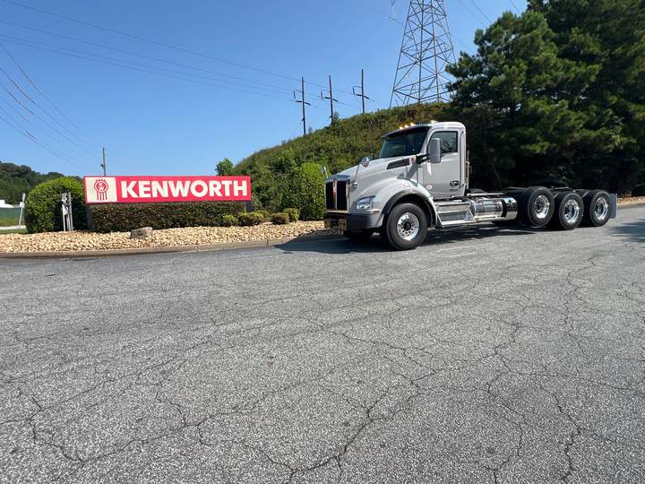2027 Kenworth T880 Day Cab, exterior photo 2