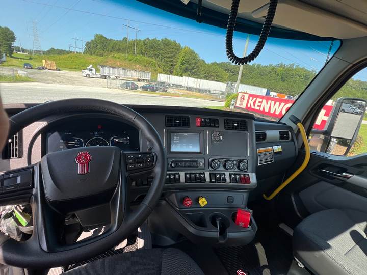 2027 Kenworth T880 Day Cab, interior photo 4