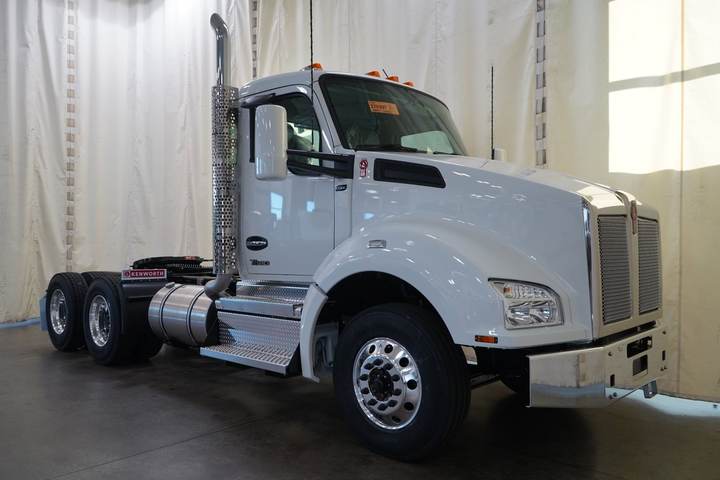 2027 Kenworth T880 Day Cab, exterior photo 1