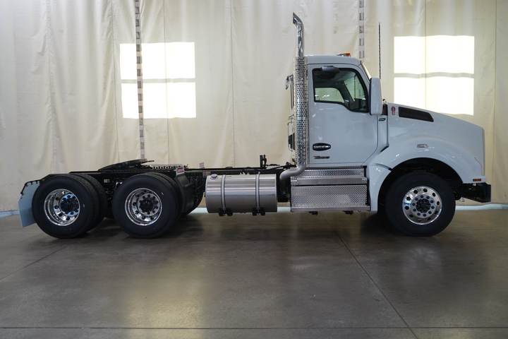 2027 Kenworth T880 Day Cab, exterior photo 3
