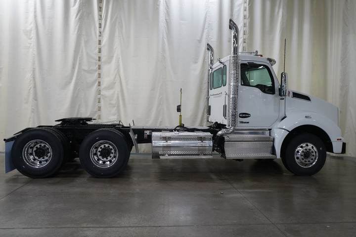 2027 Kenworth T880 Day Cab, exterior photo 2