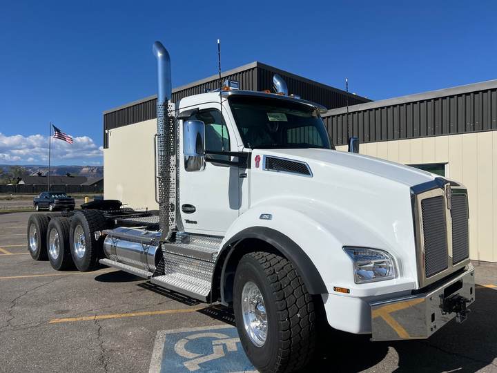 2027 Kenworth T880 Day Cab, exterior photo 1
