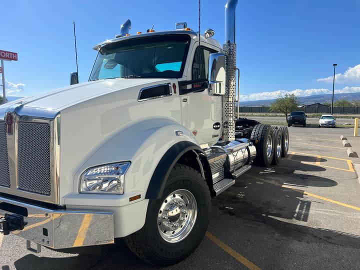 2027 Kenworth T880 Day Cab, exterior photo 2