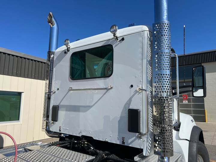 2027 Kenworth T880 Day Cab, exterior photo 3