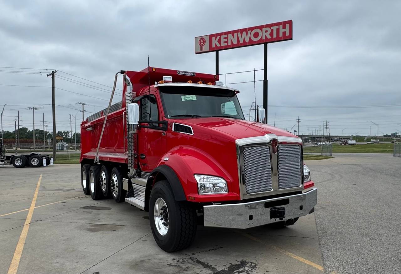 2027 Kenworth T880 Quad Axle Dump Truck, exterior photo 1