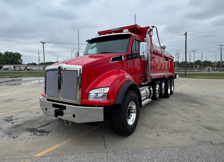 2027 Kenworth T880 Quad Axle Dump Truck, exterior photo 2