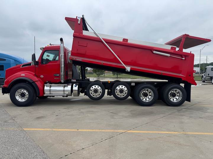 2027 Kenworth T880 Quad Axle Dump Truck, exterior photo 4