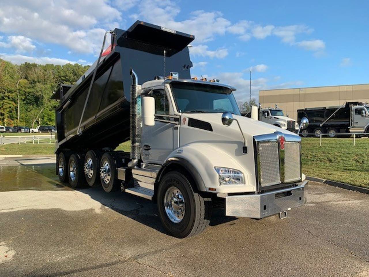 2027 Kenworth T880 Quad Axle Dump Truck, exterior photo 1