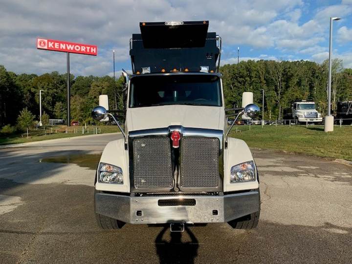 2027 Kenworth T880 Quad Axle Dump Truck, exterior photo 4