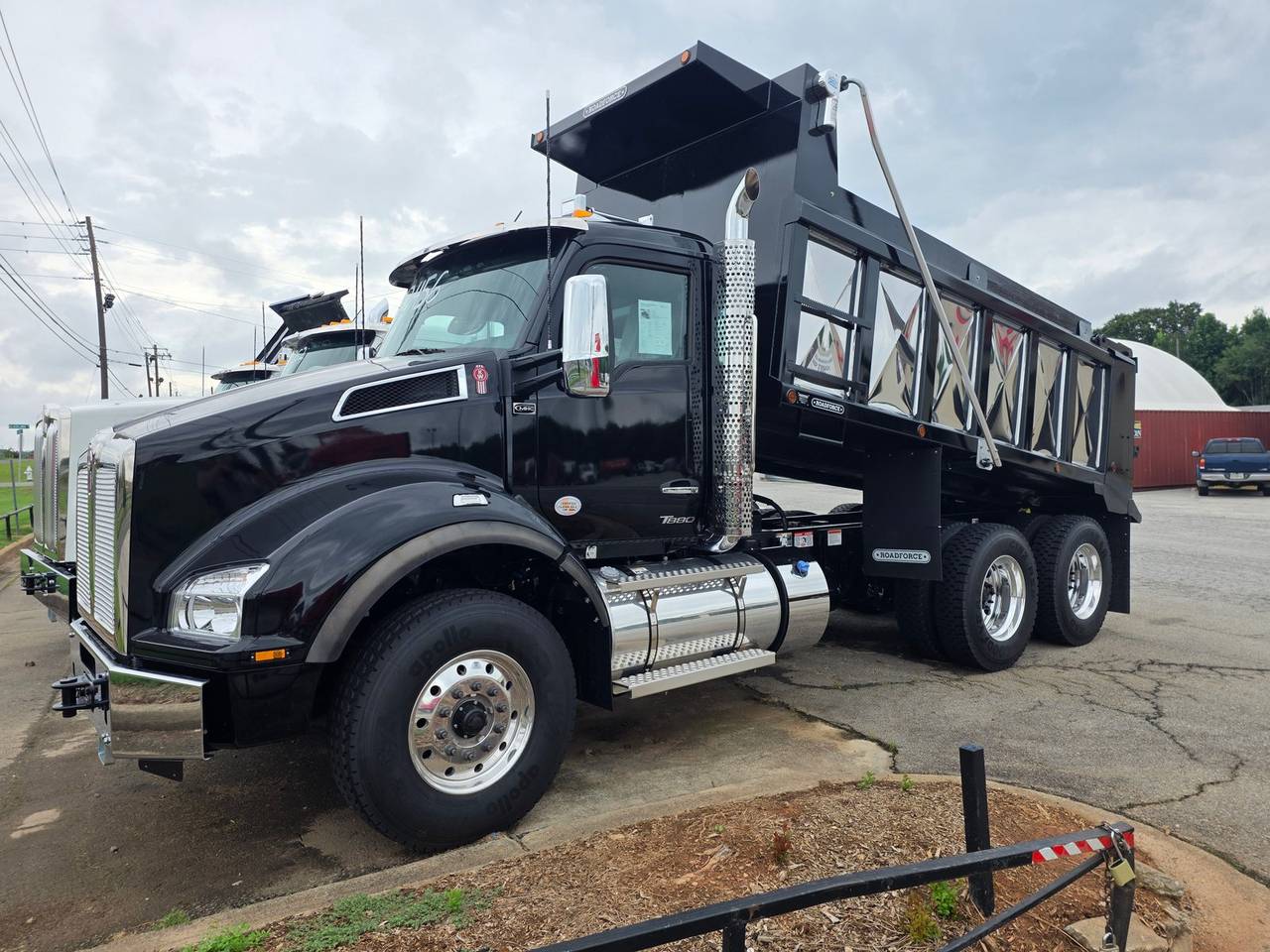 2027 Kenworth T880 Tandem Dump Truck, exterior photo 1