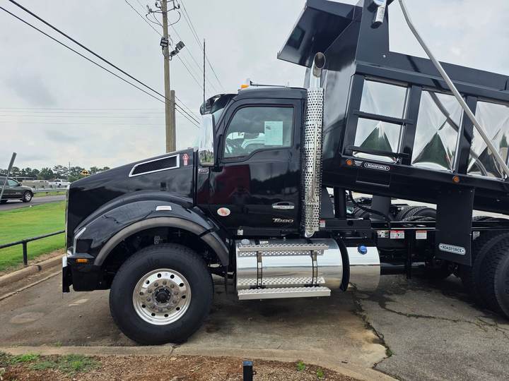 2027 Kenworth T880 Tandem Dump Truck, exterior photo 2