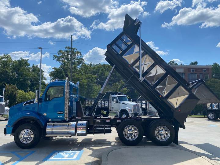 2027 Kenworth T880 Tandem Dump Truck, exterior photo 3
