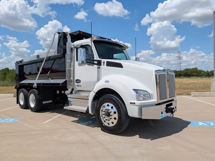 2027 Kenworth T880 Tandem Dump Truck, exterior photo 1