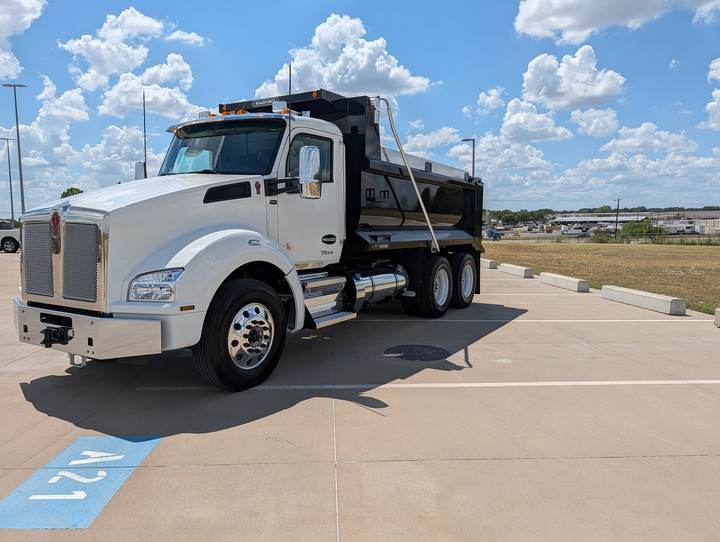 2027 Kenworth T880 Tandem Dump Truck, exterior photo 2
