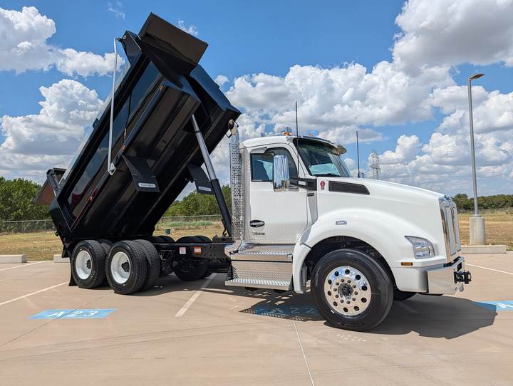 2027 Kenworth T880 Tandem Dump Truck, exterior photo 3