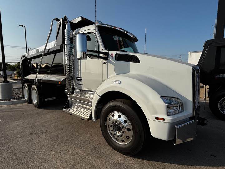 2027 Kenworth T880 Tandem Dump Truck, exterior photo 1