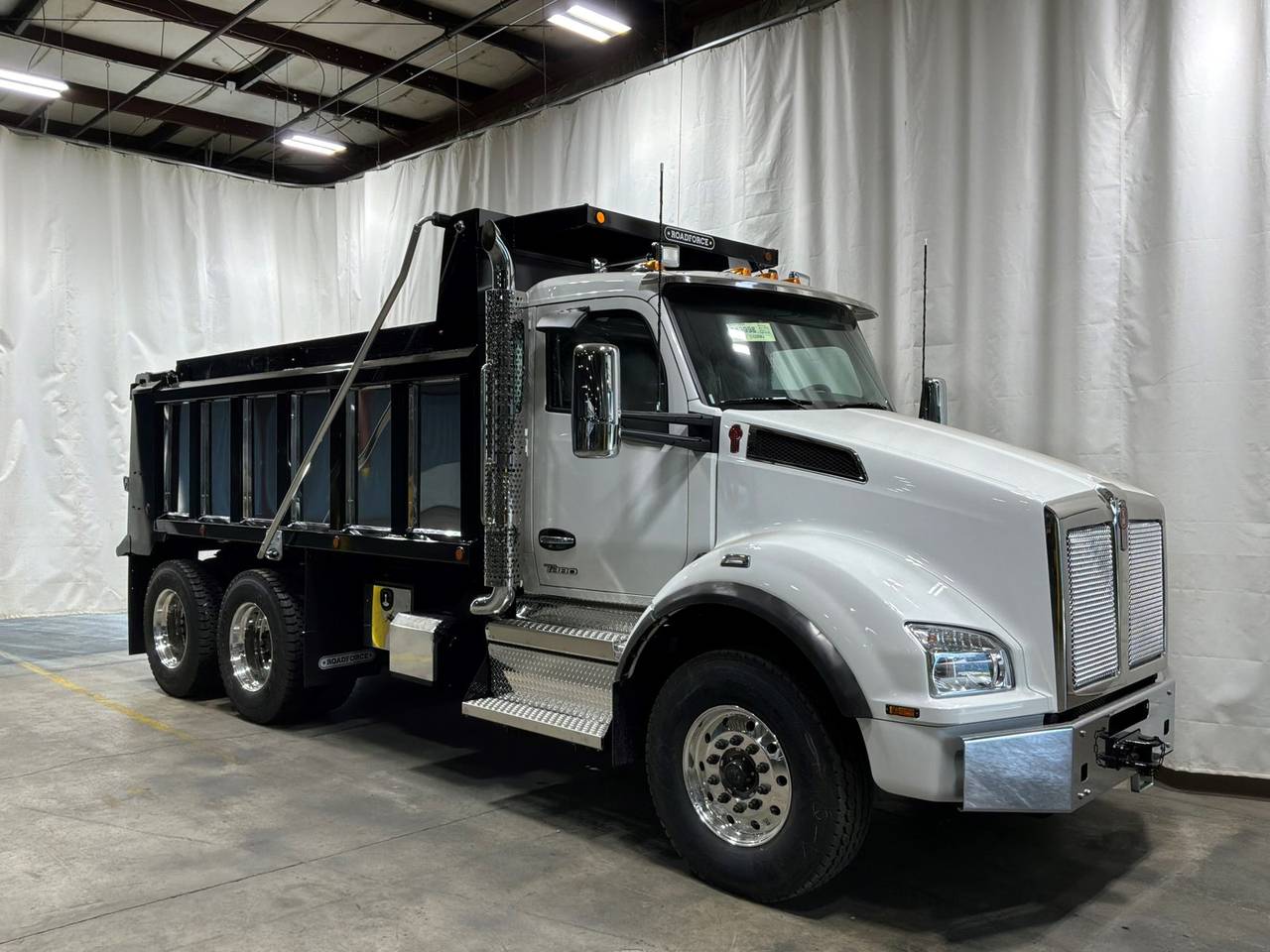 2027 Kenworth T880 Tandem Dump Truck, exterior photo 1