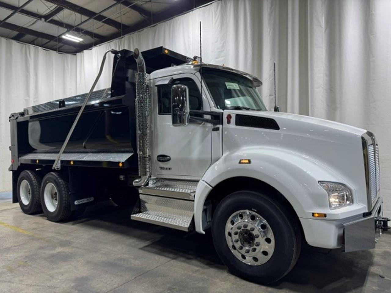 2027 Kenworth T880 Tandem Dump Truck, exterior photo 1