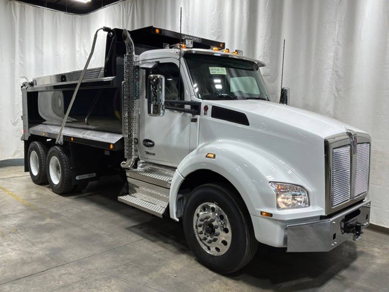 2027 Kenworth T880 Tandem Dump Truck, exterior photo 1