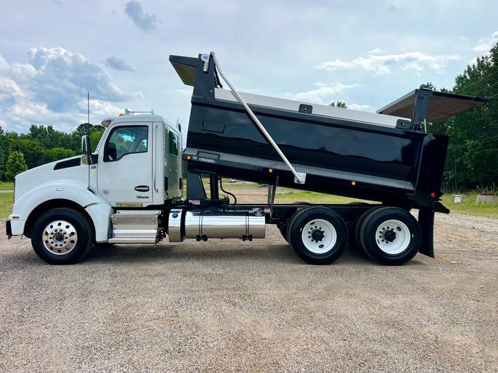 2027 Kenworth T880 Tandem Dump Truck, exterior photo 3