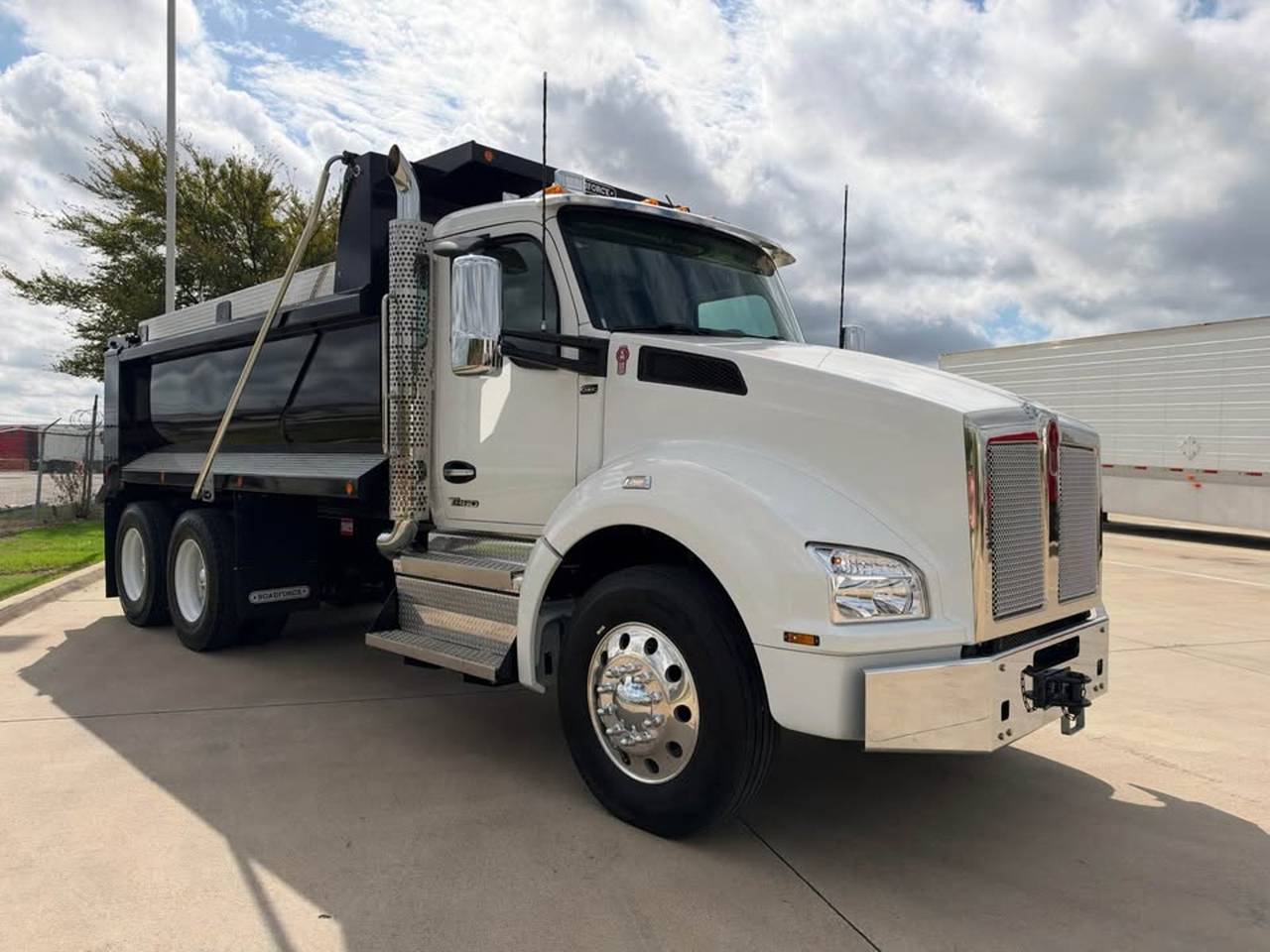 2027 Kenworth T880 Tandem Dump Truck, exterior photo 1