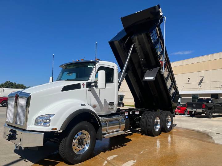 2027 Kenworth T880 Tandem Dump Truck, exterior photo 4