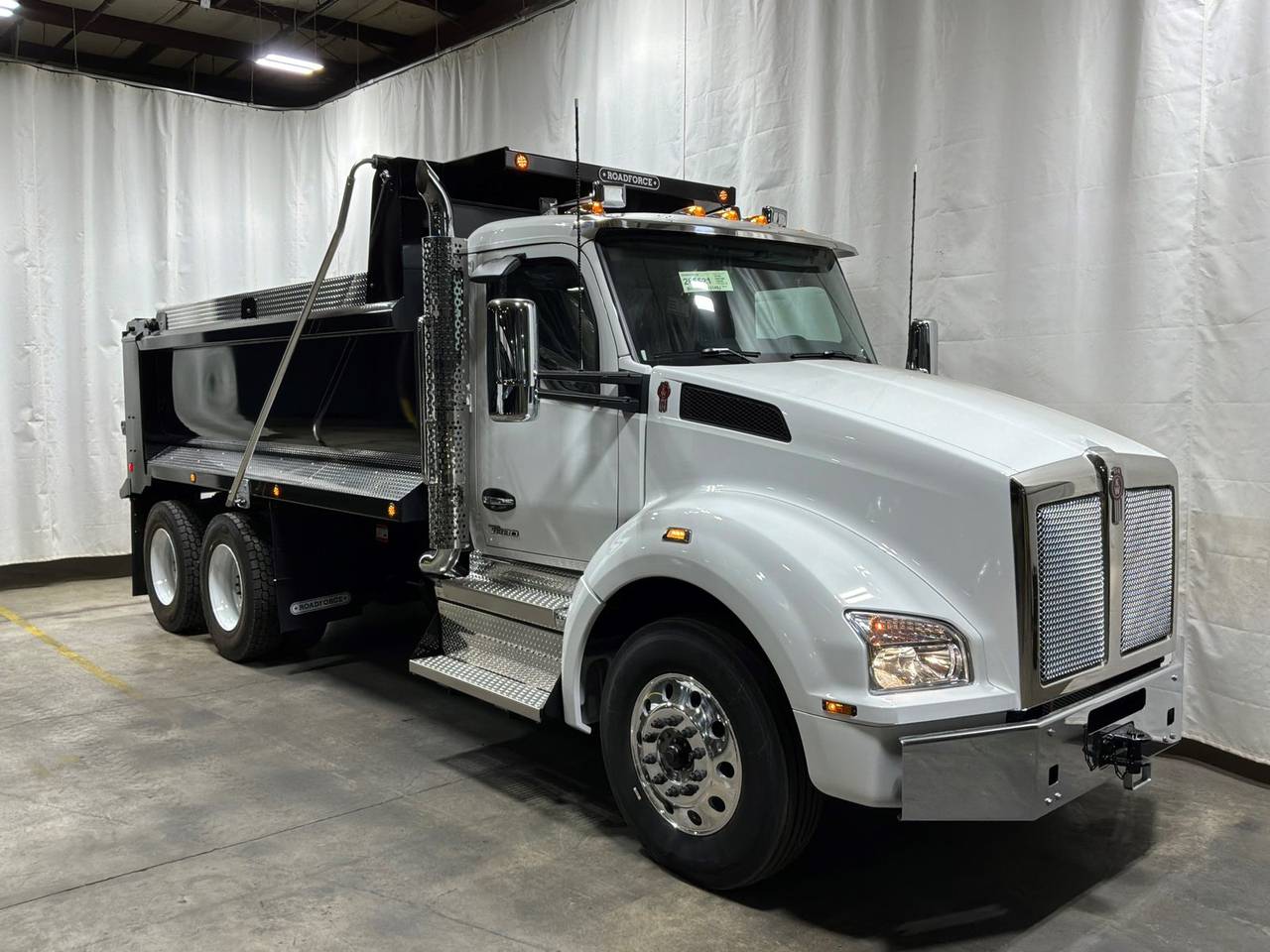 2027 Kenworth T880 Tandem Dump Truck, exterior photo 1