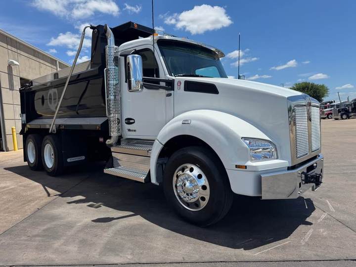 2027 Kenworth T880 Tandem Dump Truck, exterior photo 1