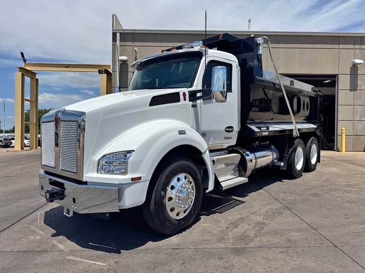 2027 Kenworth T880 Tandem Dump Truck, exterior photo 2
