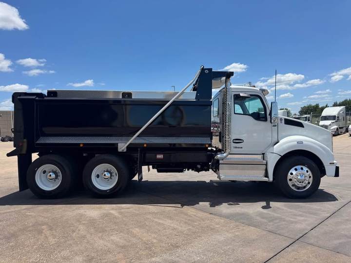 2027 Kenworth T880 Tandem Dump Truck, exterior photo 3