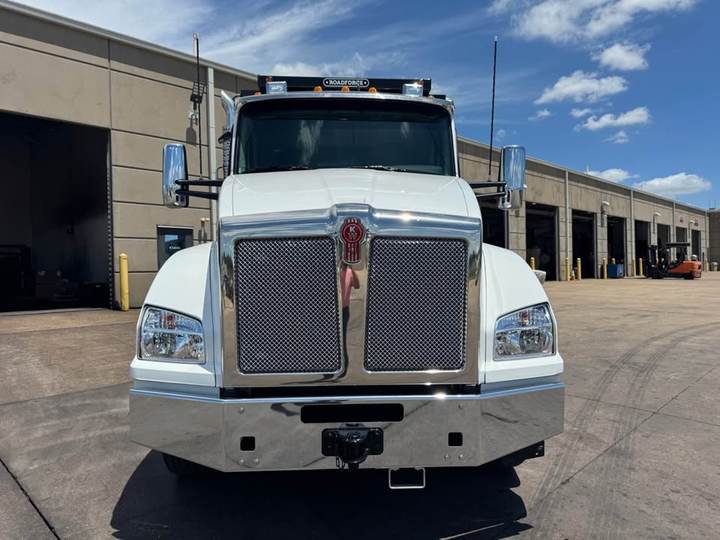 2027 Kenworth T880 Tandem Dump Truck, exterior photo 4