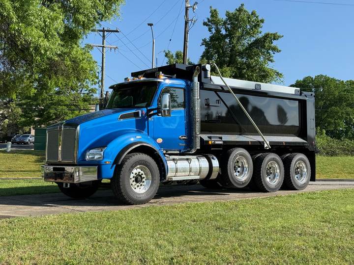 2027 Kenworth T880 Tri-Axle Dump Truck, exterior photo 1