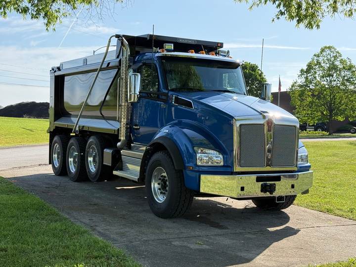 2027 Kenworth T880 Tri-Axle Dump Truck, exterior photo 2