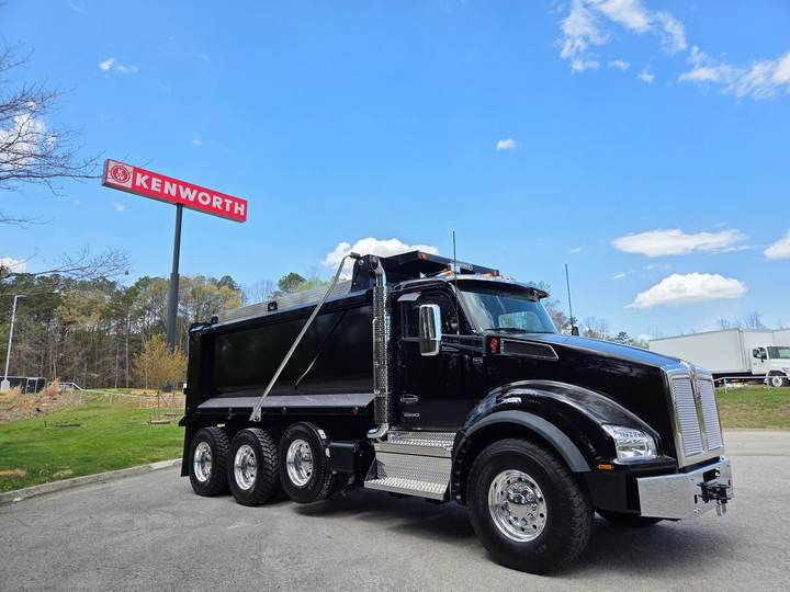 2027 Kenworth T880 Tri-Axle Dump Truck, exterior photo 1