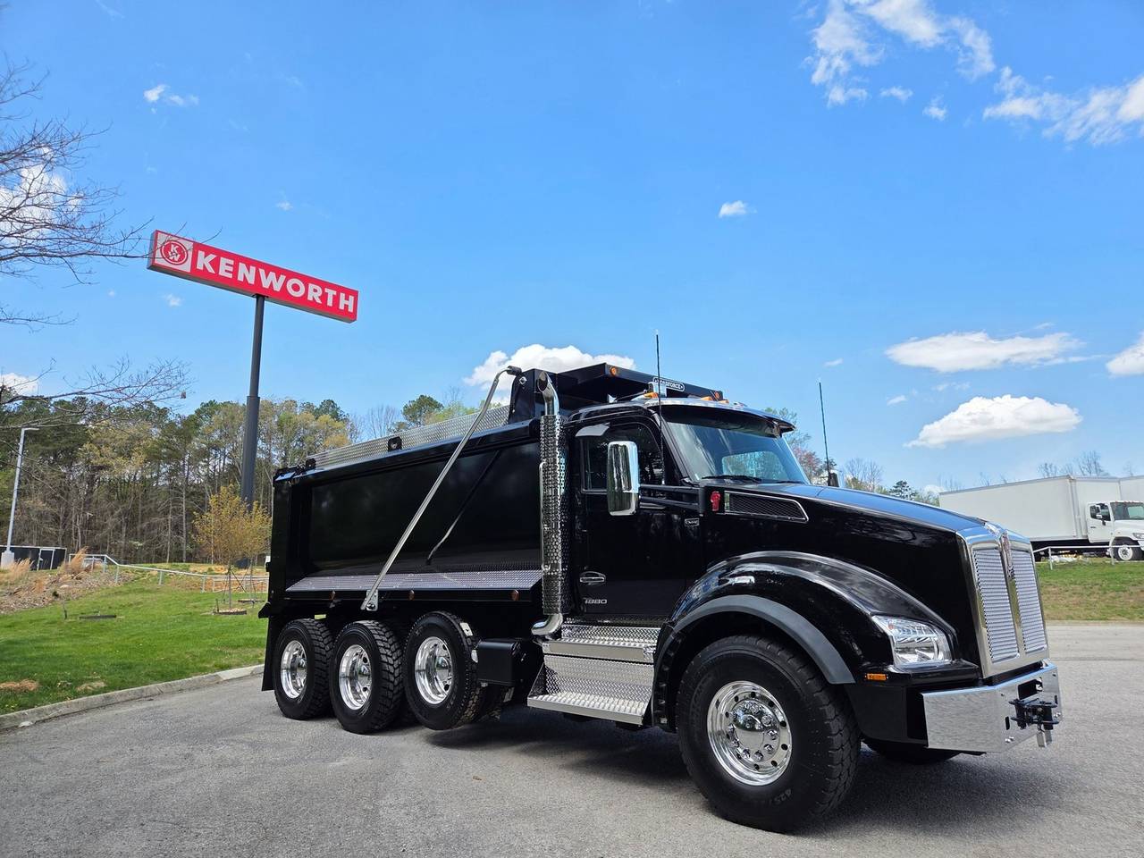 2027 Kenworth T880 Tri-Axle Dump Truck, exterior photo 1