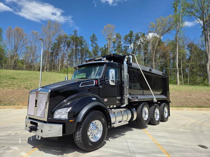 2027 Kenworth T880 Tri-Axle Dump Truck, exterior photo 2