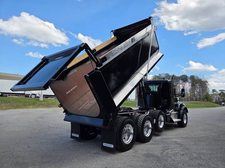 2027 Kenworth T880 Tri-Axle Dump Truck, exterior photo 3