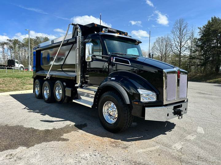 2027 Kenworth T880 Tri-Axle Dump Truck, exterior photo 1
