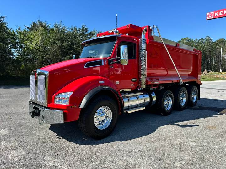 2027 Kenworth T880 Tri-Axle Dump Truck, exterior photo 2