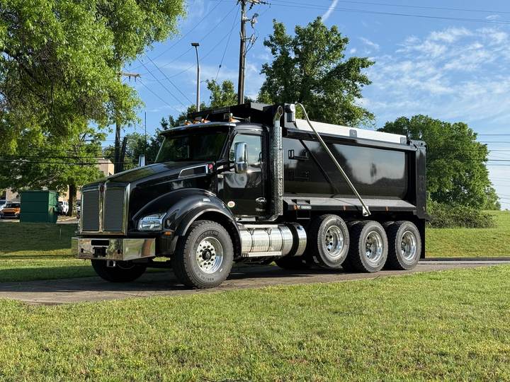2027 Kenworth T880 Tri-Axle Dump Truck, exterior photo 1