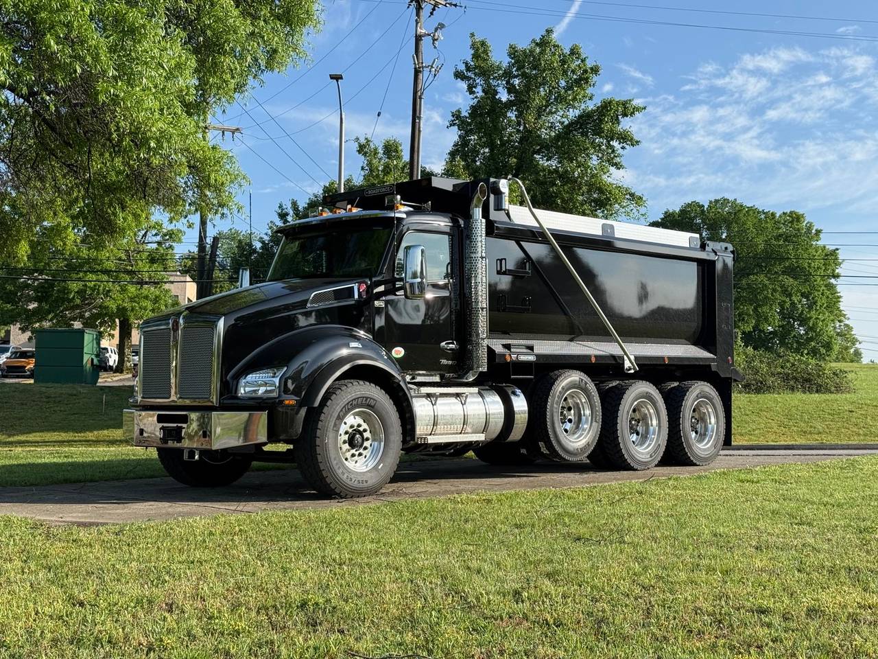 2027 Kenworth T880 Tri-Axle Dump Truck, exterior photo 1