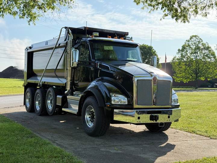 2027 Kenworth T880 Tri-Axle Dump Truck, exterior photo 2