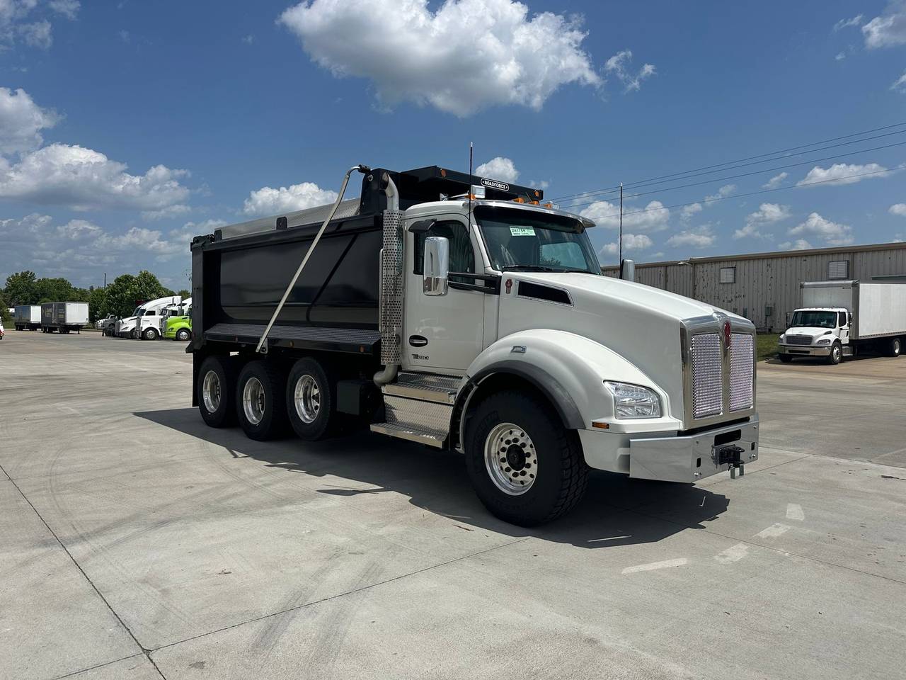 2027 Kenworth T880 Tri-Axle Dump Truck, exterior photo 1