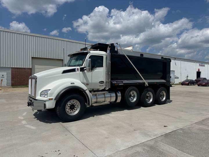 2027 Kenworth T880 Tri-Axle Dump Truck, exterior photo 2