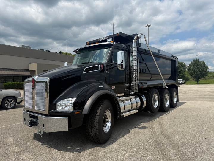 2027 Kenworth T880 Tri-Axle Dump Truck, exterior photo 1