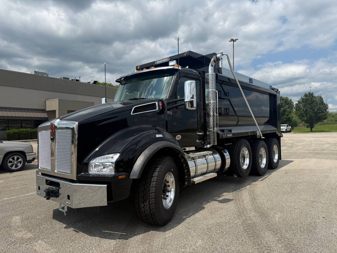 2027 Kenworth T880 Tri-Axle Dump Truck, exterior photo 1