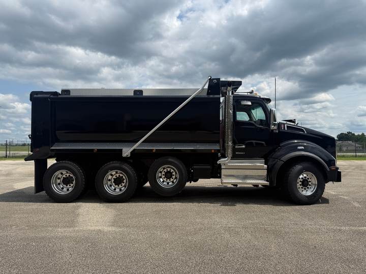 2027 Kenworth T880 Tri-Axle Dump Truck, exterior photo 3