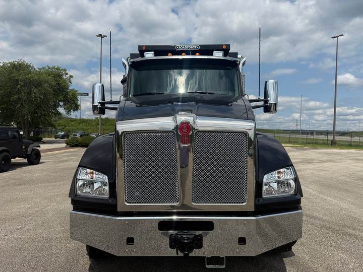 2027 Kenworth T880 Tri-Axle Dump Truck, exterior photo 5