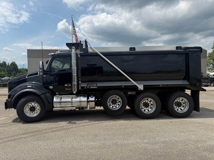 2027 Kenworth T880 Tri-Axle Dump Truck, exterior photo 7