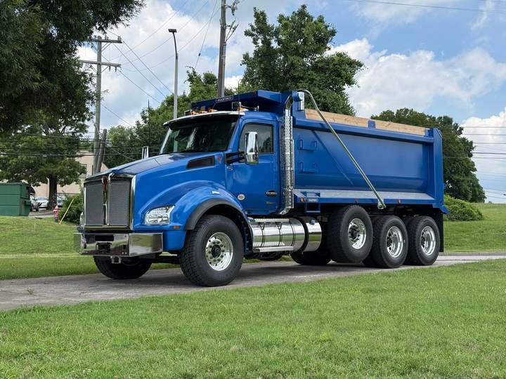 2027 Kenworth T880 Tri-Axle Dump Truck, exterior photo 1